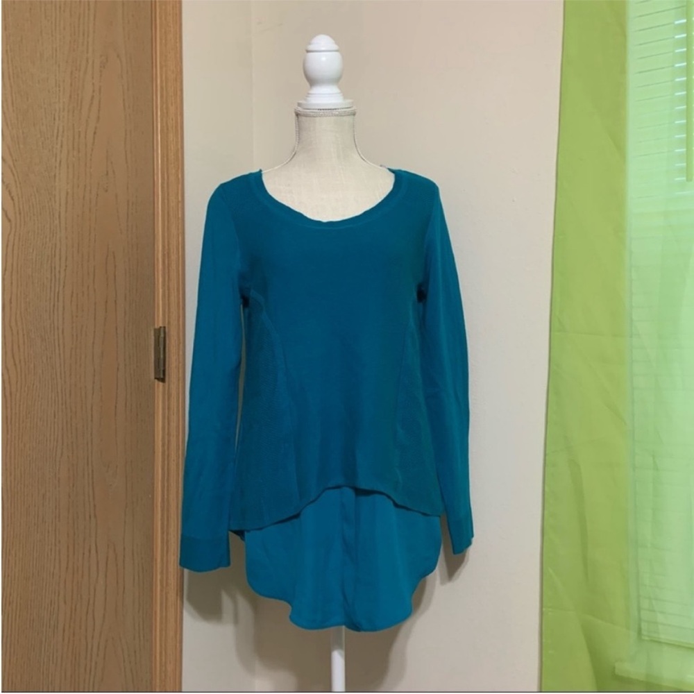 EUC M teal Worthington sweater w hitting down shirt underneath in the front.